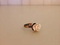 Koperkleurige ring small met licht beige/roze roos accent